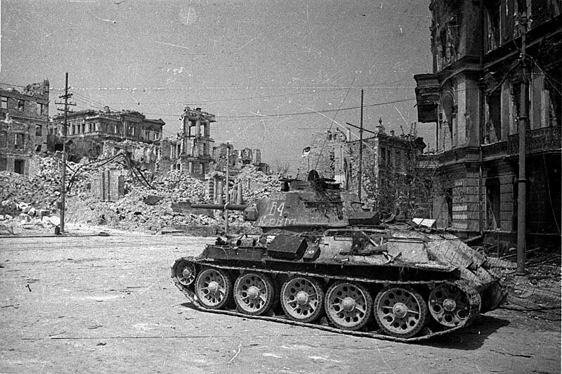 Освобождение берлина. Освобождение 1944-1945 Берлин. Танки т-34 на улице освобожденного Севастополя. Май 1944. Т-34/76 мститель Севастополь 1944. Берлин 1944 год.